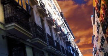 rue de chueca avec batiments et ciel orange