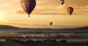 montgolfieres dans les airs ciel marron