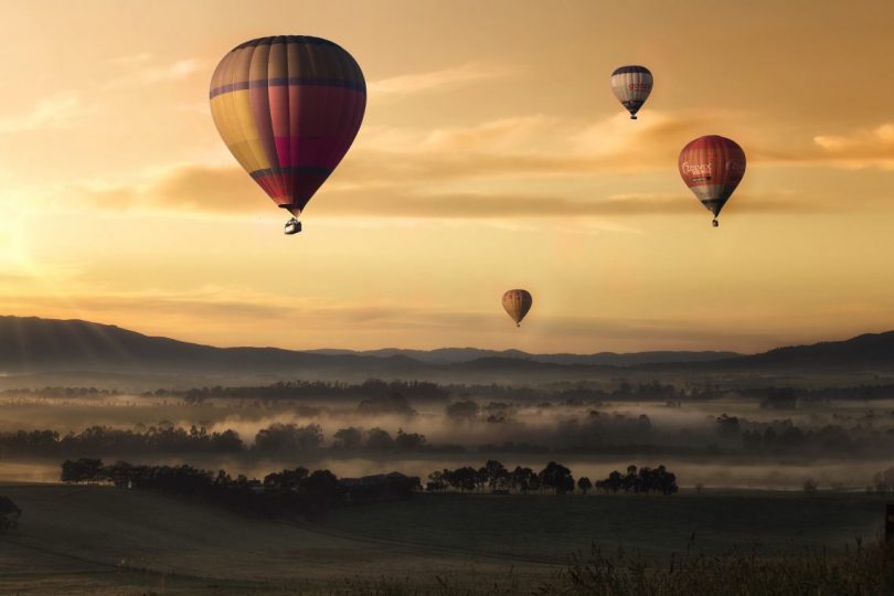 montgolfieres dans les airs ciel marron