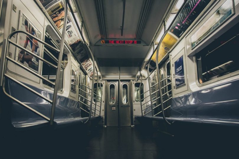 metro avec banc bleu