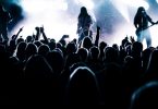 gens devant un guitariste lors d'un concert