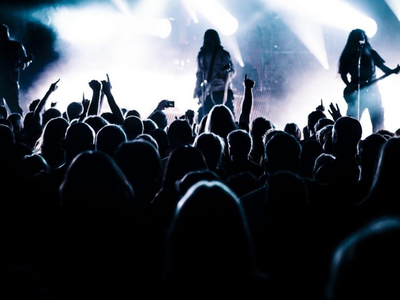 gens devant un guitariste lors d'un concert