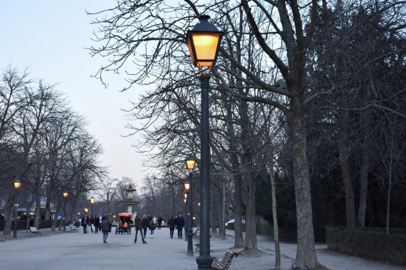 lampadaire allumé dans un parc