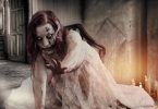 fille zombie en robe blanche