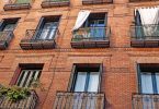 vue sur un mur d'immeuble avec balcon