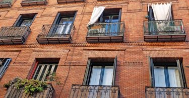 vue sur un mur d'immeuble avec balcon