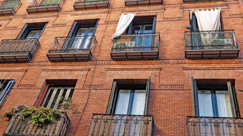 vue sur un mur d'immeuble avec balcon