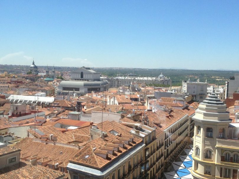 vue sur les toits d'immeubles en brique de madrid