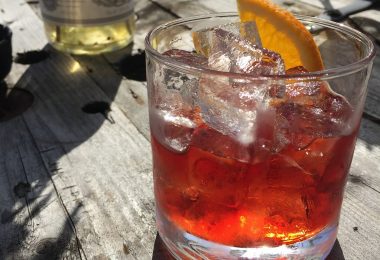 verre de vermouth sur une table ensoleillée