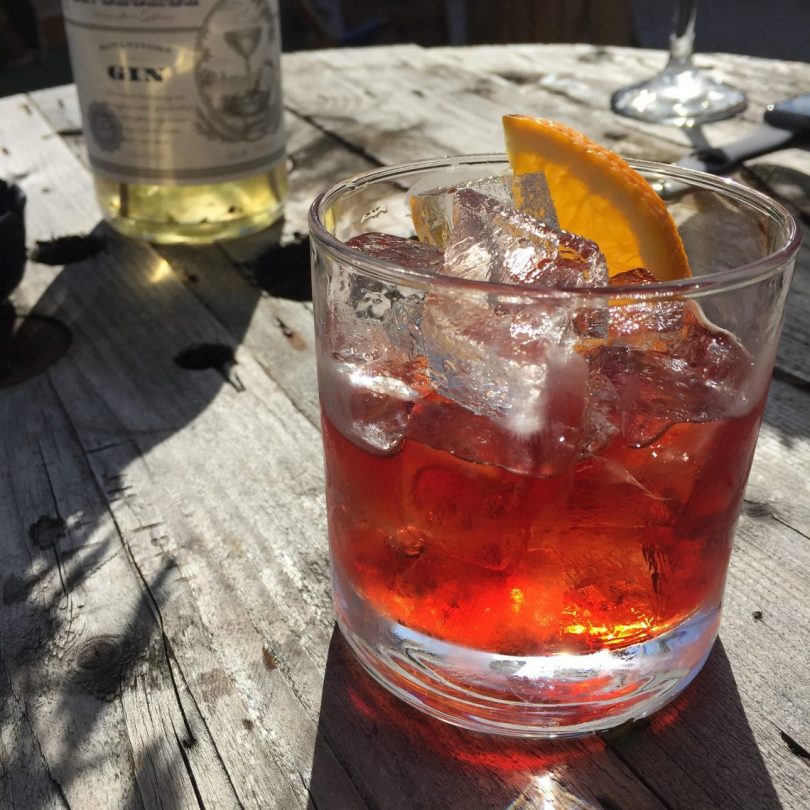 verre de vermouth sur une table ensoleillée