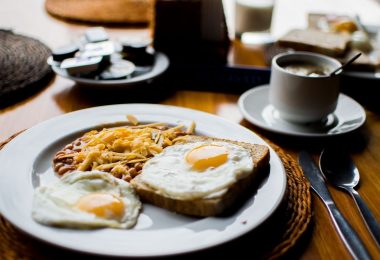 assiette d'oeufs et café