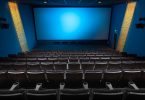 salle de cinéma écran bleu