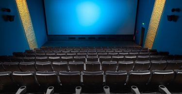 salle de cinéma écran bleu