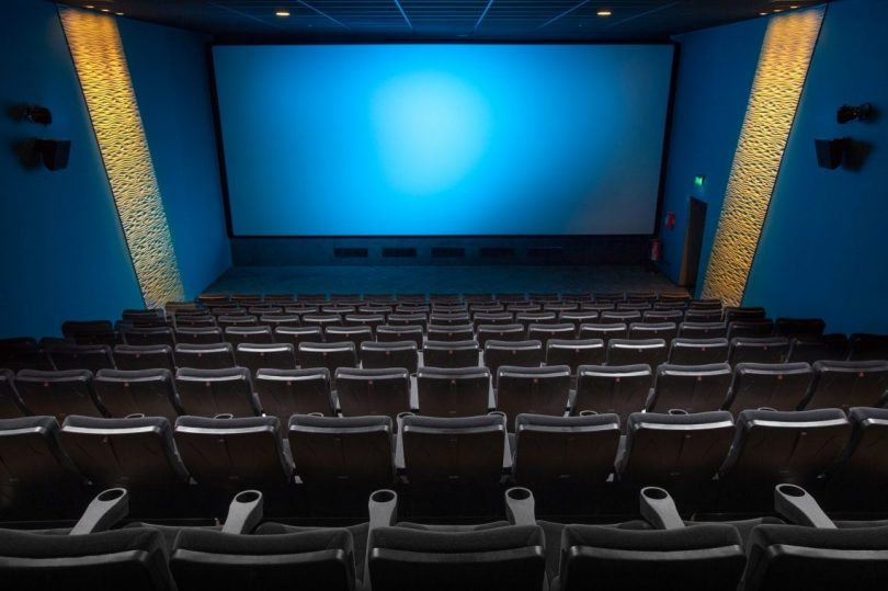 salle de cinéma écran bleu