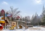 parc pour enfants sous la neige
