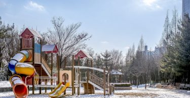 parc pour enfants sous la neige