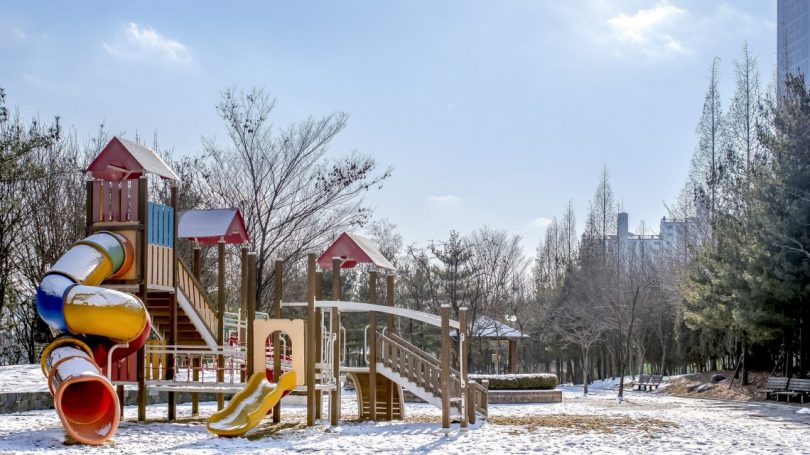 parc pour enfants sous la neige