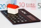 petite maison au toit rouge sur une calculatrice