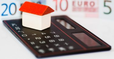 petite maison au toit rouge sur une calculatrice