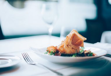 feuilletée dans une assiette au restaurant