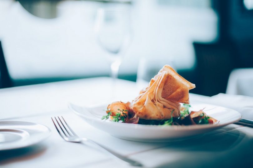 feuilletée dans une assiette au restaurant