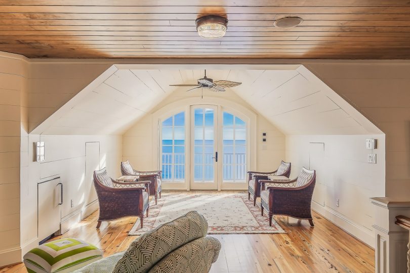 salon dans une maison avec baie vitrée