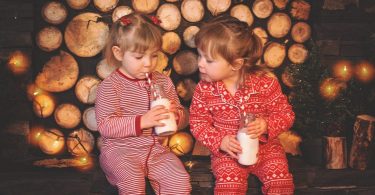 enfants en pyjama de noel