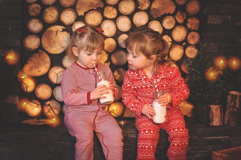 enfants en pyjama de noel