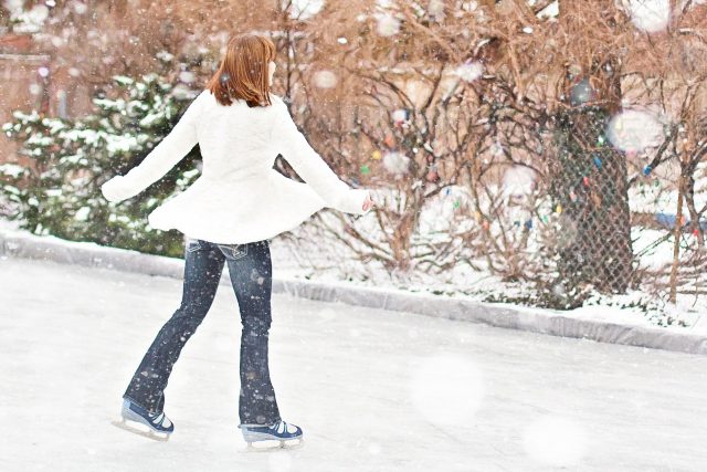 femme patinant