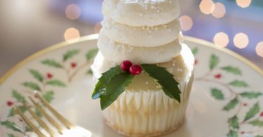 cupcake dans une assiette blanche