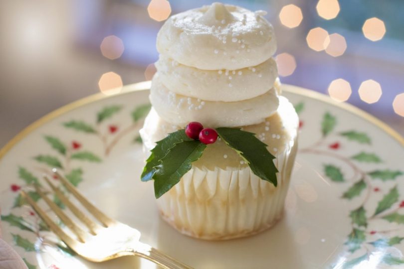 cupcake dans une assiette blanche