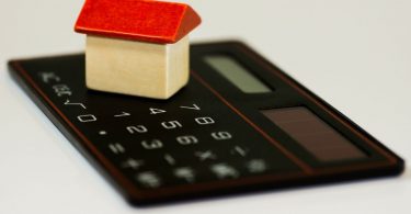 maison en bois sur une calculatrice