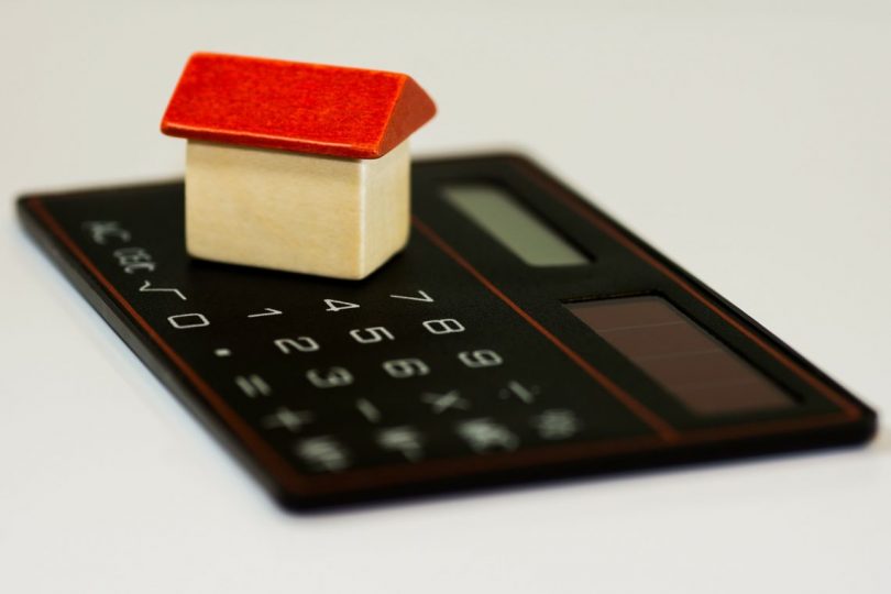 maison en bois sur une calculatrice