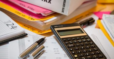 calculatrice et feuilles d'impôts