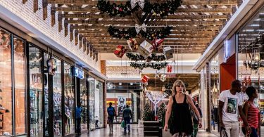 femme marchant dans une galerie marchande