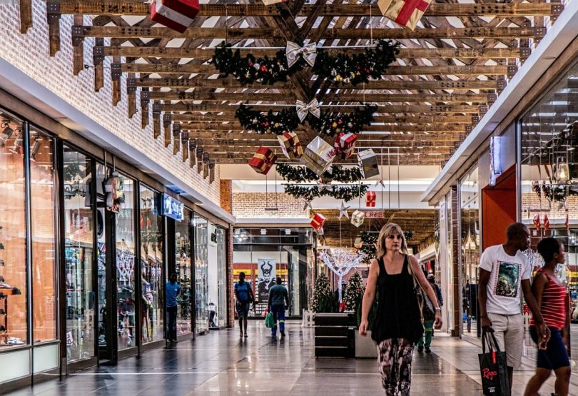 femme marchant dans une galerie marchande