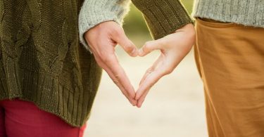 deux mains formant un coeur