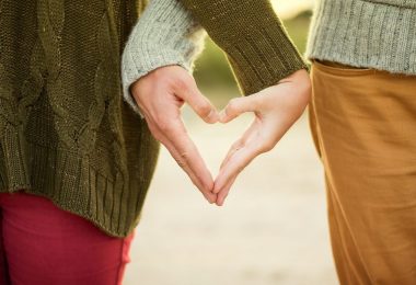 deux mains formant un coeur