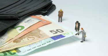 billets de banque et petits bonhommes