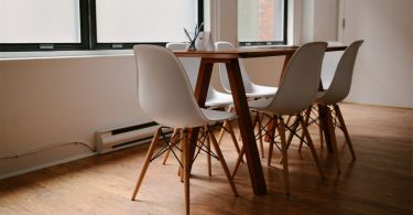 salon avec table et chaises