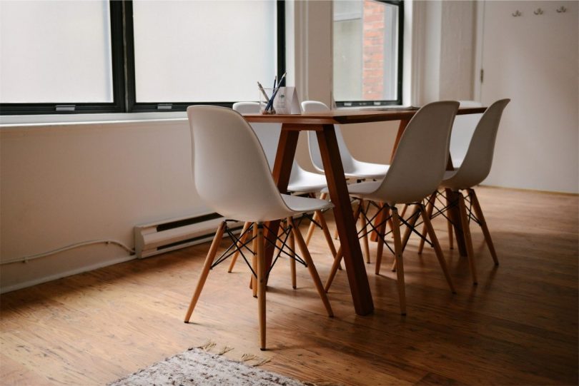 salon avec table et chaises